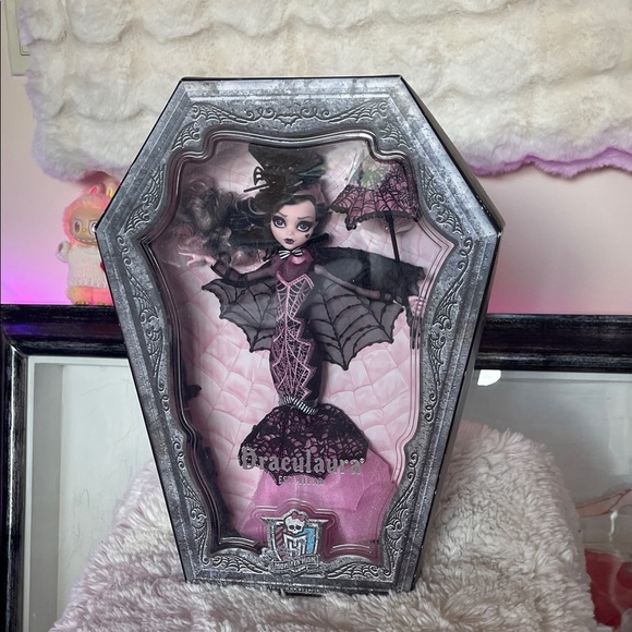 Monster High Draculaura Doll in Coffin Display NWT never been opened - Picture 1 of 7
